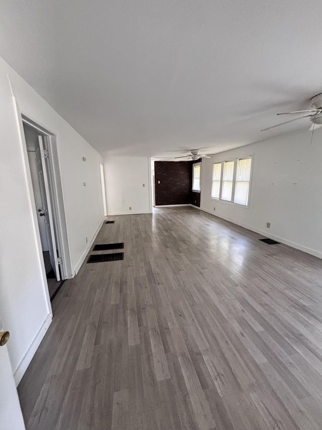 825 W Elm St: photo 3