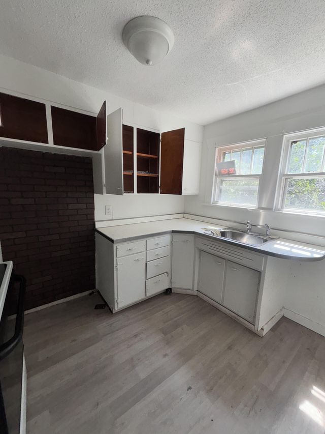 825 W Elm St: photo 5
