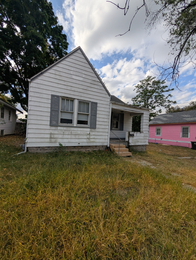 812 W Macqueen Ave: main photo
